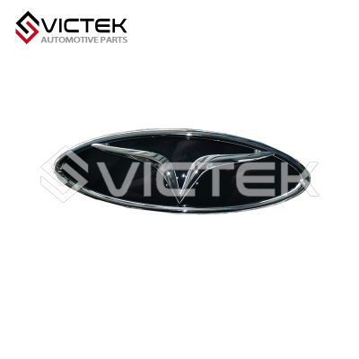 Эм, перед окном.